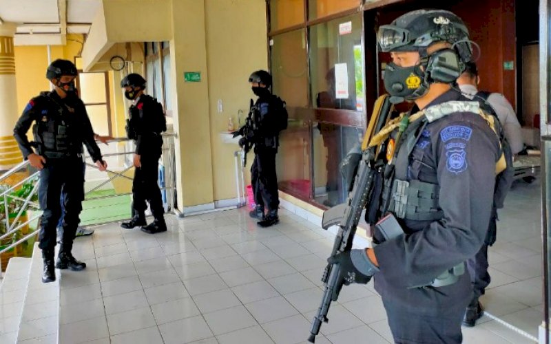 PENGAMANAN. Personel Batalyon C Pelopor Satbrimob Polda Sulsel bersenjata lengkap memberikan pengamanan pelantikan Bupati Kabupaten Soppeng di Kantor Bupati Soppeng, Jumat (26/2/2021). foto: humas brimob bone