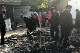 Brimob Bone Bantu Korban Bersihkan Puing Sisa Kebakaran
