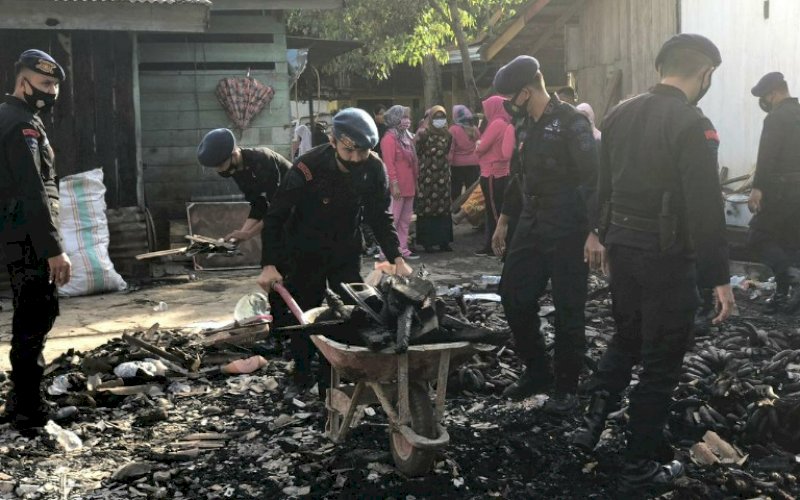 MEMBERSIHKAN. Personel Batalyon C Pelopor melaksanakan pembersihan puing-puing sisa kebakaran yang terjadi di Lingkungan Belli, Kelurahan Tokaseng Kecamatan, Tellusiattinge, Kabupaten Bone, Jumat (19/2/2021). foto: humas brimob bone