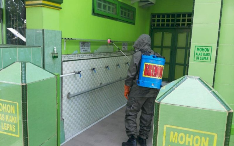 PENYEMPROTAN. Persenel Batalyon C Pelopor Satbrimob Polda Sulsel melakukan penyemprotan cairan desinfektan di rumah ibadah umat muslim atau masjid, Kamis (12/2/2021). foto: humas brimob bone