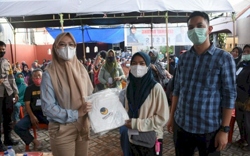 BANTUAN. Anggota DPRD Provinsi Sulsel Fraksi Nasdem Andi Rachmatika Dewi mewakili Ketua DPW Nasdem Sulsel Rusdi Masse (RMS) menyerahkan APD untuk Puskesmas Ballaparang, Kelurahan Ballaparang Kecamatan Rappocini, Kota Makassar, Minggu (7/2/2021). foto: istimewa