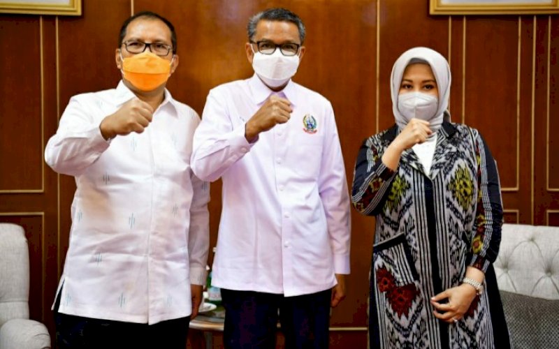 SILATURAHMI. Wali Kota dan Wakil Wali Kota Makassar terpilih Moh Ramdhan Pomanto-Fatmawati Rusdi menemui Gubernur Sulsel Nurdin Abdullah di Kantor Gubernur Sulsel, Rabu (24/2/2021). foto: humas pemprov sulsel