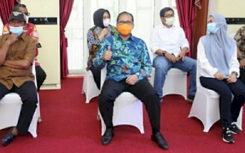 GLADI. Wali Kota Makassar terpilih, Moh Ramdhan Pomanto (tengah), mengikuti gladi resik pelantikan di Baruga Karaeng Pattingalloang Komplek Rumah Jabatan (Rujab) Gubernur Sulsel, Kota Makassar, Kamis (25/2/2021). foto: instagram @dpramdhanpomanto