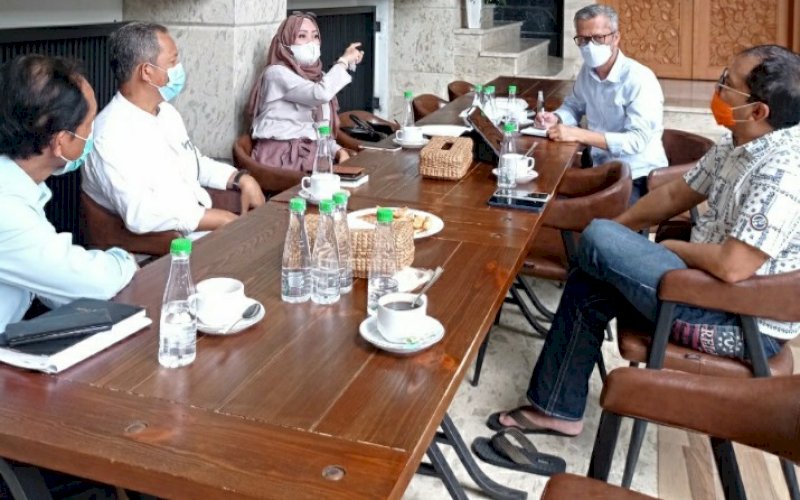 COFFEE MORNING. Wali Kota Makassar terpilih, Moh Ramdhan 'Danny' Pomanto coffee morning bersama Tim Transisi Danny-Fatma di kediamanya, Jl Amirullah, Kota Makassar, Selasa (9/2/2021). foto: tim media danny-fatma