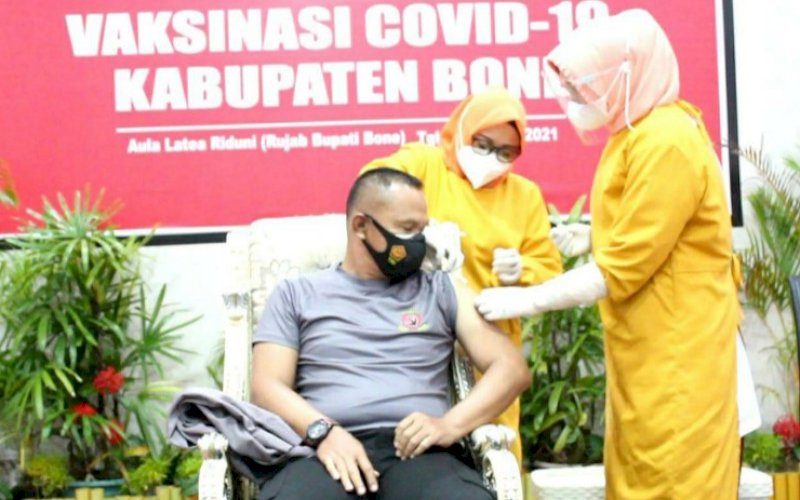 DIVAKSIN. Danyon C Pelopor Satbrimob Polda Sulsel, Kompol Nur Ichsan, saat divaksin di Aula Latea Riduni, Kompleks Rumah Jabatan Bupati Bone, Jl Petta Ponggawae, Kota Watampone, Rabu (3/2/2021). foto: humas brimob bone