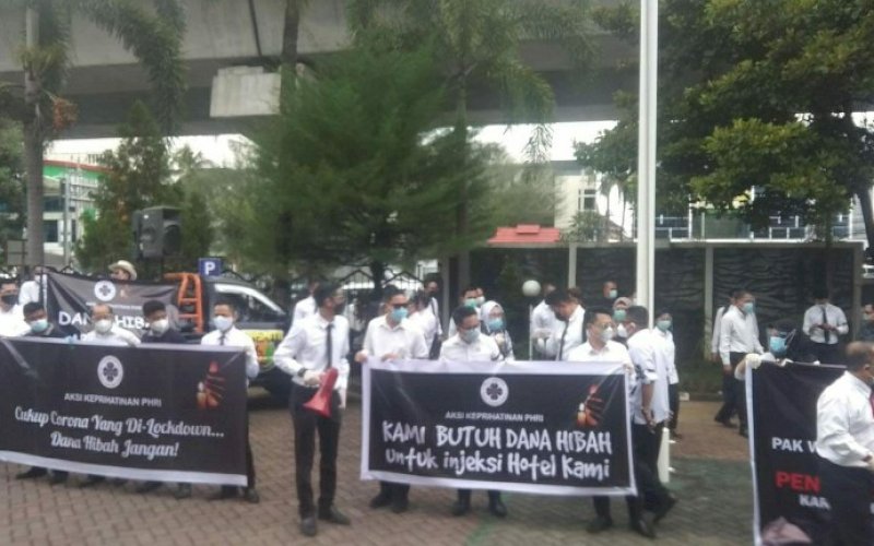 UNJUK RASA. Aksi unjuk rasa yang dilakukan pengusaha hotel dan restoran anggota PHRI Sulsel di halaman Gedung DPRD Kota Makassar, Rabu (3/2/2021). foto: anas/pluz