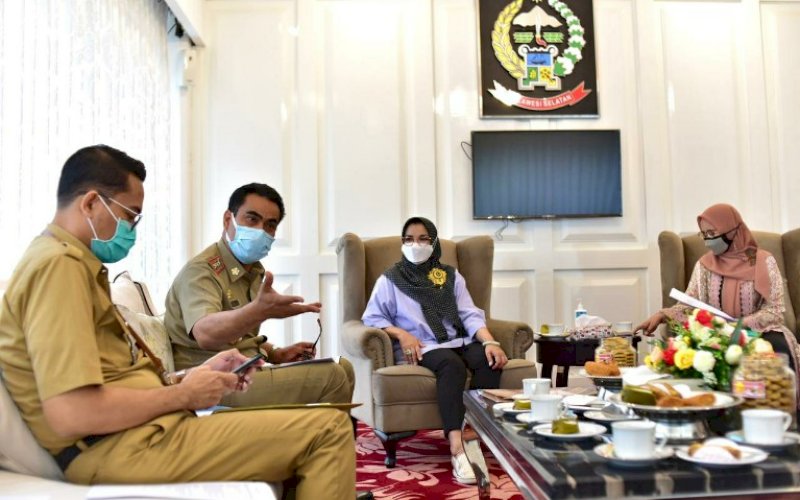 RAPAT BERSAMA. Kepala Dinas Perindustrian Sulsel Ahmadi Akil, Pelaksana Tugas Kepala Dinas Perdagangan Sulsel Indra Jaya S, danKetua Dekranasda Sulsel yang juga Ketua TP PKK Sulsel Lies F Nurdin rapat bersama di Baruga Lounge Kantor Gubernur Sulsel, Senin (15/2/2021). foto: humas pemprov sulsel
