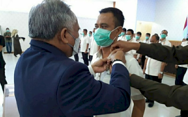 PELANTIKAN. Ketua Umum KONI Provinsi Sulsel Ellong Tjandra memasangkan pin KONI kepada Ketua KONI Bantaeng Lukman Harun sebagai simbol pelantikan pengurus&nbsp; KONI Bantaeng periode 2020-2024 di Gedung Balai Kartini, Jl Kartini Palantikang, Bantaeng, Selasa (2/2/2021). foto: humas koni sulsel