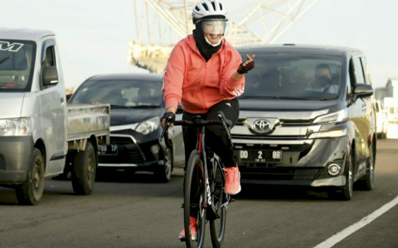 GOWES. Wakil Wali Kota Makassar terpilih, Fatmawati Rusdi, gowes, Kamis (25/2/2021) sore. foto: tim media danny-fatma