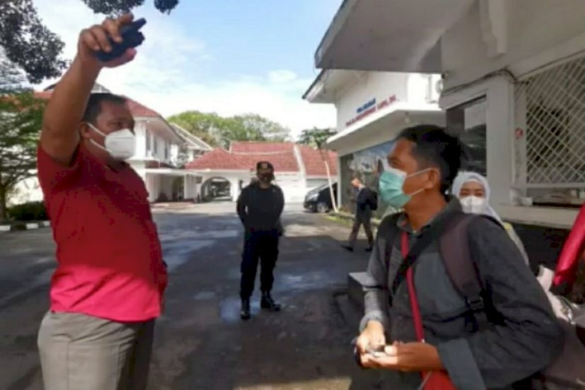 Hendak Liput Gladi Pelantikan Kepala Daerah, Wartawan Diusir di Rujab Gubernur Sulsel - Pluz.id