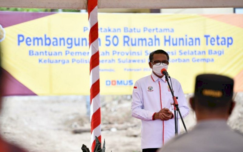 BANTUAN. Gubernur Sulsel, Nurdin Abdullah, memberikan sambutan pada prosesi peletakan batu pertama pembangunan hunian tetap khusus untuk korban gempa yang ada di Sulbar, Jumat (12/2/2021). foto: humas pemprov sulsel