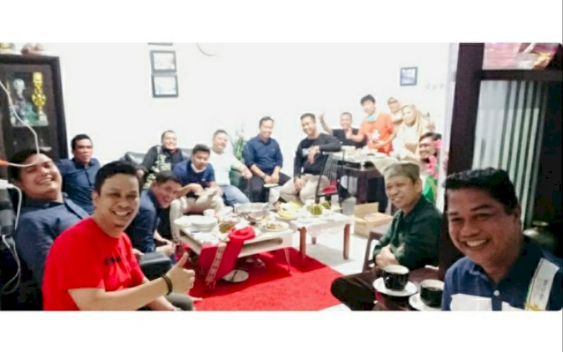 SILATURAHMI. Sejumlah perwakilan lintas angkatan Himal SMPP Smada-Smaga Bone menghadiri acara silaturahmi di Perumahan BTP Blok AA Makassar, Selasa (16/2/2021) malam. foto: istimewa