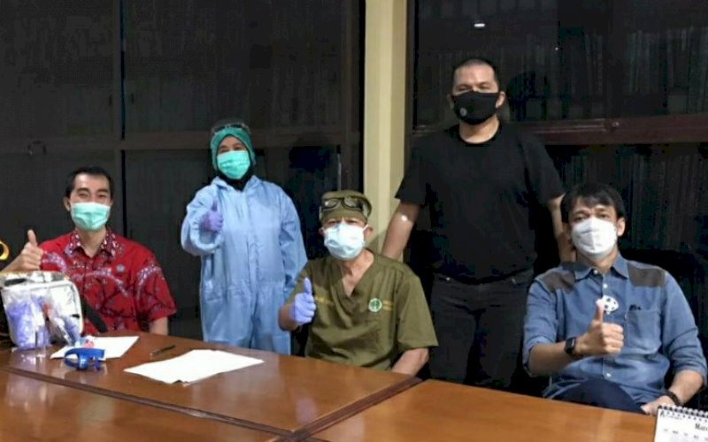 BERI KETERANGAN. Ketua IDI Kota Makassar dr Siswanto Wahab SpKK (K) (kanan), didampingi jajaran pengurusnya. IDI Makassar melakukan pemeriksaan antibodi Covid-19 untuk seluruh anggota IDI Makassar. foto: humas idi makassar