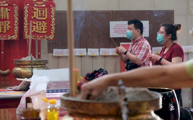 IBADAH. Suasana ibadah di salah satu klenteng di Kota Makassar. Perayaan Tahun Baru Imlek 2021 berbeda dengan suasana tahun-tahun sebelumnya kibat adanya pandemi Covid-19. foto: pluz.id