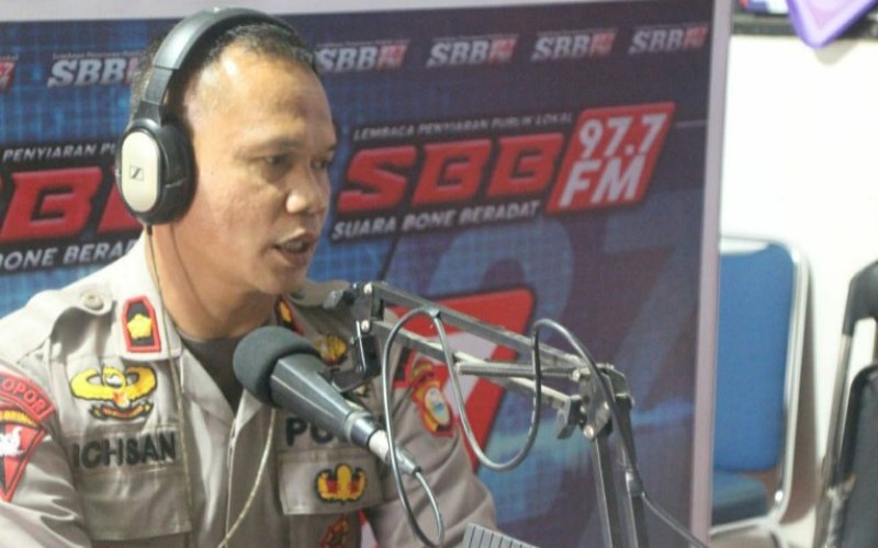 NARASUMBER. Danyon C Pelopor Satbrimob Polda Sulsel, Kompol Nur Ichsan, menjadi narasumber live salah satu radio di Bone, Selasa (23/2/2021). foto: humas brimob bone