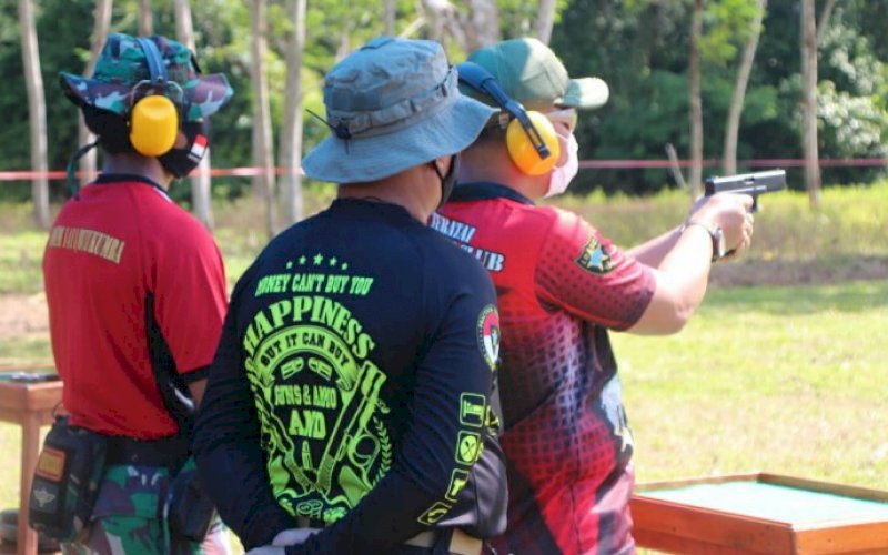 BIDIK TARGET. Danyon C Pelopor Satbrimob Polda Sulsel, Kompol Nur Ichsan, membidik target pada lomba menembak eksekutif di lapangan tembak Kodim 1411 Bulukumba, Minggu (14/2/2021). foto: humas brimob bone