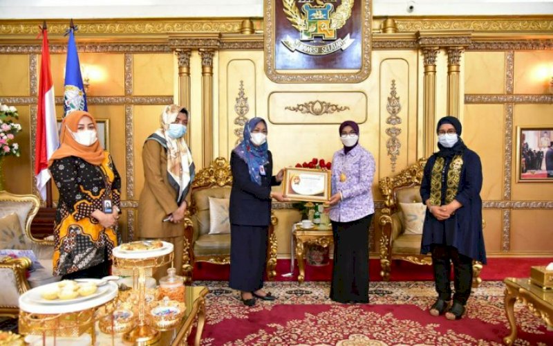 PENGHARGAAN. Kepala Perwakilan BKKBN Sulsel Andi Rita Mariani menyerahkan piagam penghargaan kepada Ketua Tim Penggerak PKK Sulsel Lies F Nurdin di Rujab Gubernur, Selasa (16/2/2021). foto: humas pemprov sulsel