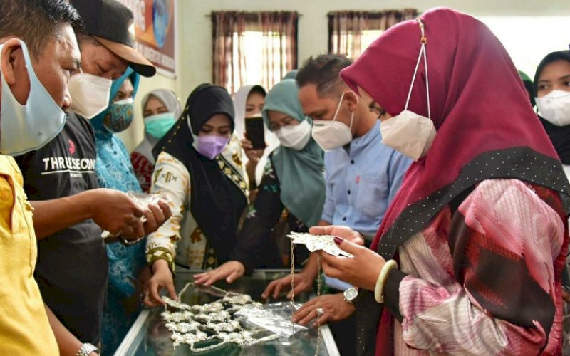 KUNJUNGAN. Ketua Dekranasda Sulsel, Lies F Nurdin, mengunjungi industri kerajinan logam yang ada di Kelurahan Borong, Kecamatan Manggala, Kota Makassar, Rabu (17/2/2021). foto: humas pemprov sulsel