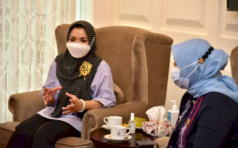 SILATURAHMI. Ketua Tim Penggerak PKK Sulsel Lies F Nurdin (kiri) menerima kunjungan silaturahmi Kepala BPOM Makassar Hardaningsih di Baruga Lounge Kantor Gubernur Sulsel, Senin (15/2/2021). foto: humas pemprov sulsel