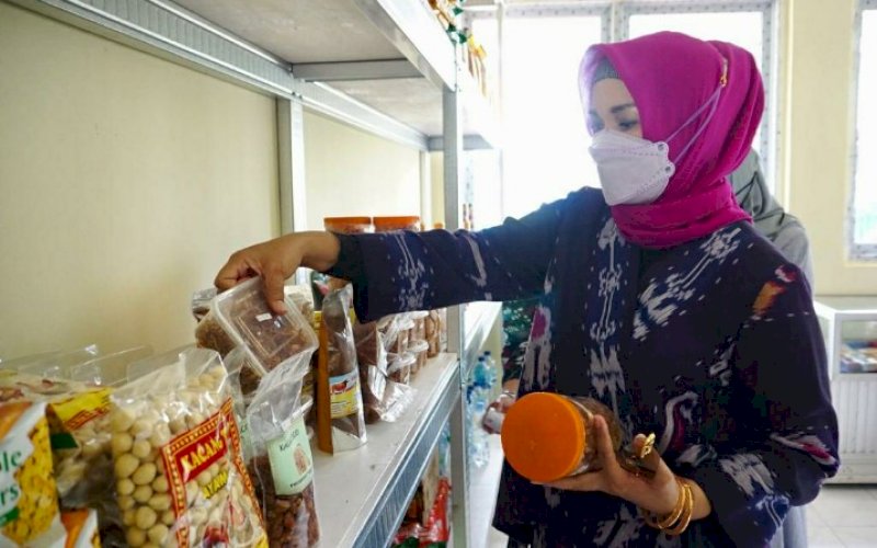 KUNJUNGAN. Ketua Tim Penggerak PKK Sulsel, Liestiaty F Nurdin, mengunjungi Koperasi Wanita Masagena, di Jl Andi Mangerangi Makassar, Sabtu (6/2/2021). foto: humas pemprov sulsel