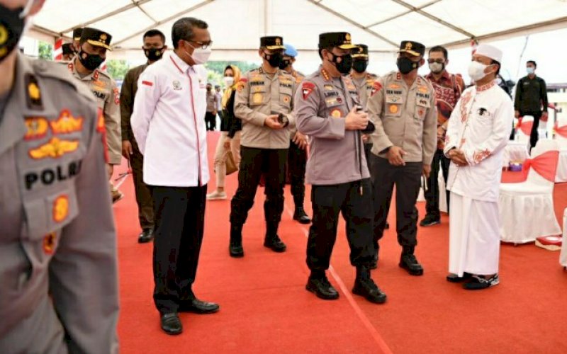 BANTUAN HUNTAP. Kapolri Jenderal Pol Listyo Sigit Prabowo bersama Gubernur Sulsel Nurdin Abdullah saat menghadiri peletakan batu pertama pembangunan Hunian Tetap (Huntap) khusus untuk korban gempa yang ada di Sulbar, Jumat (12/2/2021). foto: humas pemprov sulsel