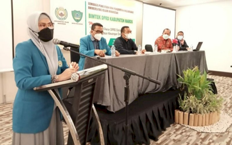 BIMTEK. Rektor UIM, Dr Ir Hj A Majdah M Zain MSi, menjadi pemateri Bimbingan Teknis para Pimpinan dan Anggota DPRD Maros di Hotel Golden Tulip Essential Makassar, Minggu (14/2/2021). foto: istimewa
