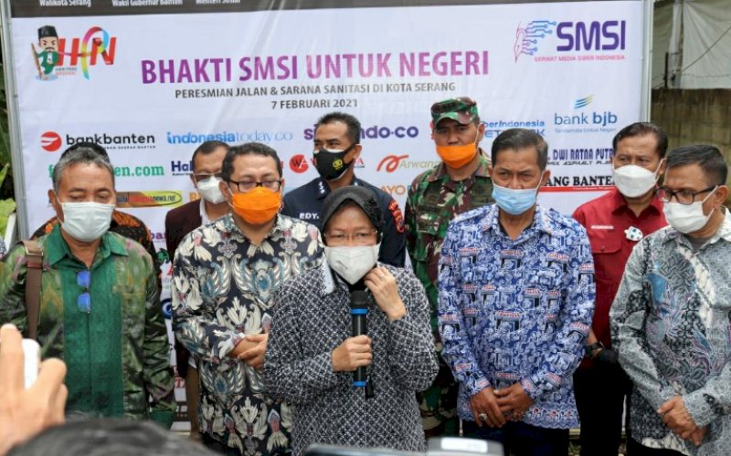 PERESMIAN. Menteri Sosial, Tri Rismaharini, melakukan peresmian jalan dan sarana sanitasi di Kota Serang, Banten, Minggu (7/2/2021). foto: smsi