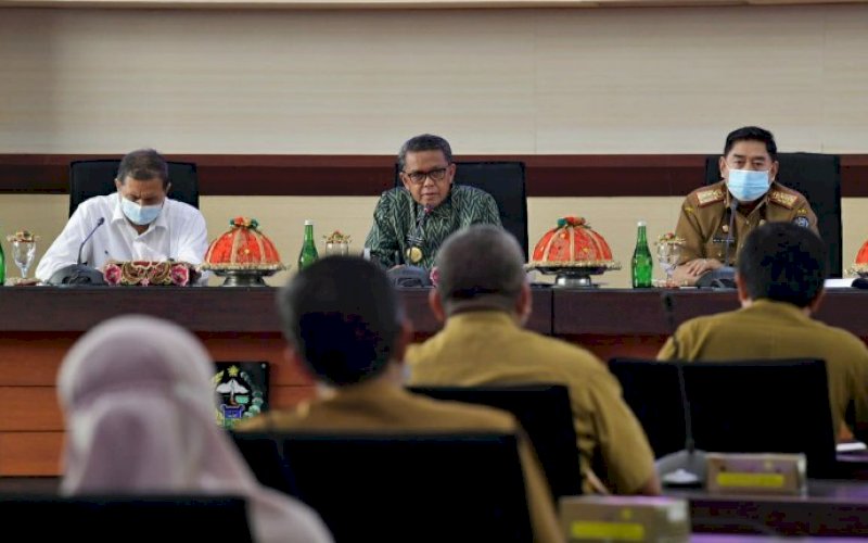 PIMPIN RAPAT. Gubernur Sulsel Nurdin Abdullah (tengah) didampingi Sekda Provinsi Sulsel Abdul Hayat Gani (kanan) memimpin Rapat Kerja TGUPP di Ruang Rapat Pimpinan, Senin (15/2/2021). foto: humas pemprov sulsel