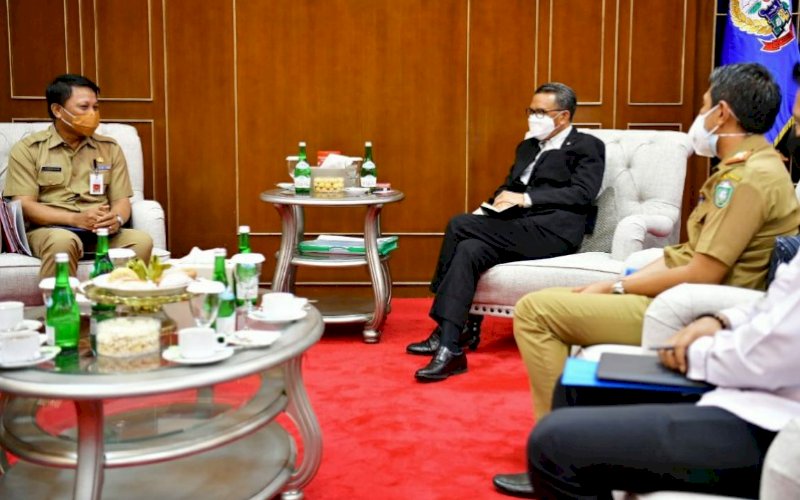 LAPORAN. Gubernur Sulsel Nurdin Abdullah menerima Kepala Dinas Tenaga Kerja dan Transmigrasi Provinsi Sulsel Andi Darmawan Bintang, Senin (22/2/2021). foto: humas pemprov sulsel