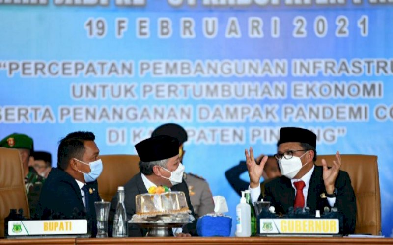 BERBINCANG. Gubernur Sulsel Nurdin Abdullah (kanan) berbincang dengan Bupati Kabupaten Pinrang Andi Irwan Hamid dan Wakil Ketua DPRD Sulsel Syaharuddin Alrif di sela-sela rapat paripurna DPRD Kabupaten Pinrang pada HUT Ke-61 di Protpim Kabupaten Pinrang, Jumat (19/2/2021). foto: humas pemprov sulsel