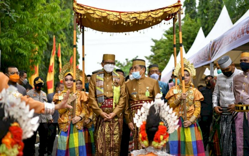HUT SIDRAP. Gubernur Sulsel Nurdin Abdullah (kiri) didiampingi Bupati Sidrap H Dollah Mando saat menghadiri perayaan HUT ke-677 Sidrap di Kantor DPRD Sidrap, Kamis (19/2/2021). foto: humas pemprov sulsel
