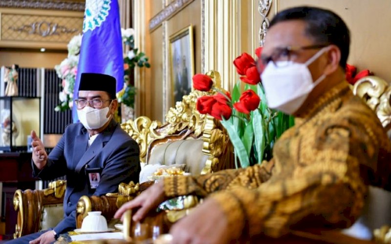 SILATURAHMI. Gubernur Sulsel Nurdin Abdullah (kanan) menerima Kakanwil Kemenag Sulsel KH Khaeroni beserta rombongan di Rumah Jabatan Gubernur Sulsel, Sabtu (20/2/2021). foto: humas pemprov sulsel