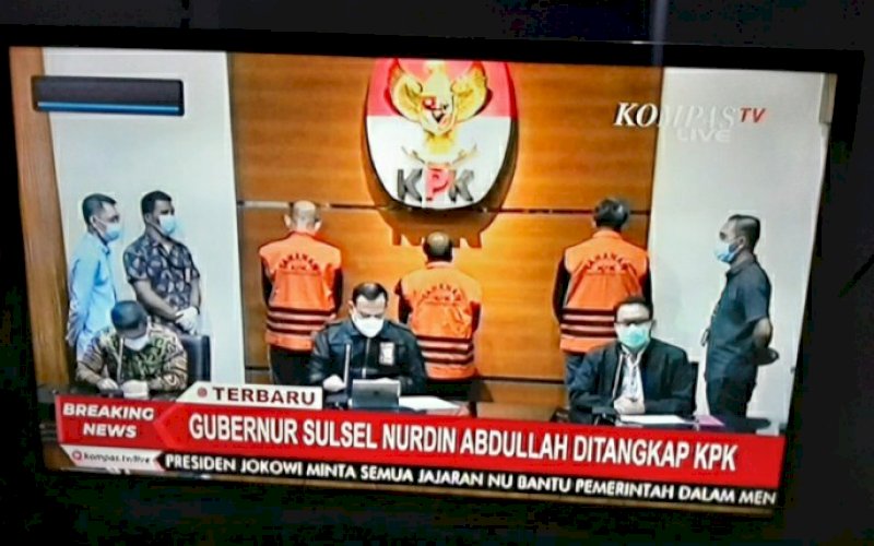BERI KETERANGAN. Ketua KPK Firli Bahuri memimpin konferensi pers terkait OTT terhadap Gubernur Sulsel Nurdin Abdullah di Gedung Merah Putih KPK RI, Minggu (28/2/2021) dini hari. Nampak Nurdin Abdullah (kanan belakang) menggunakan rompi oranye KPK. foto: tangkapan layar kompas tv