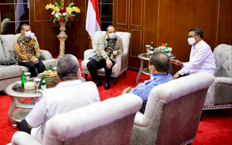 SILATURAHMI. Gubernur Sulsel Nurdin Abdullah menerima kunjungan Executive General Manager (EGM) Regional Sulawesi PT Pertamina (Persero) Rama Suhut bersama rombongan di Kantor Gubernur Sulsel, Rabu (24/2/2021). foto: humas pemprov sulsel