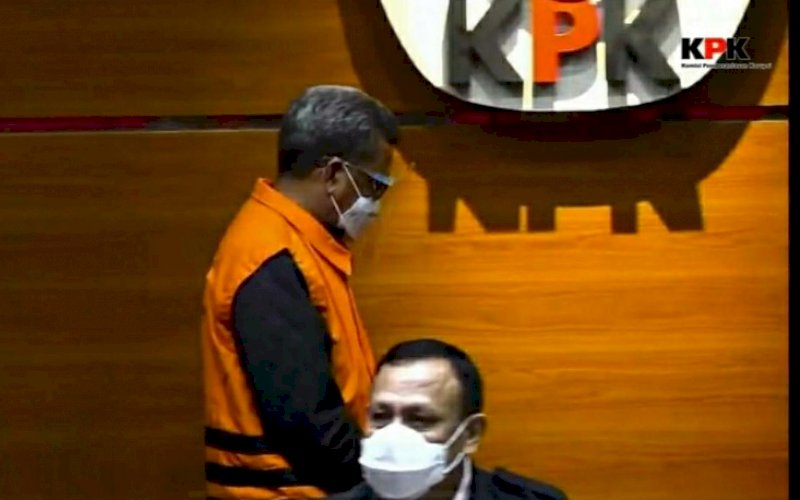 TERSANGKA. Gubernur Sulsel Nurdin Abdullah menggunakan rompi oranye saat konferensi pers penetapan tersangka yang dipimpin Ketua KPK Firli Bahuri di Gedung Merah Putih KPK, Kuningan, Jakarta Selatan, Minggu (28/2/2021) dini hari. foto: youtube kpk