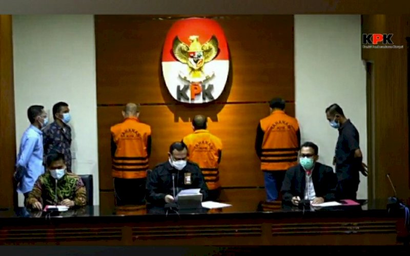 BERI KETERANGAN. Ketua KPK Firli Bahuri memimpin jumpa pers terkait OTT terhadap Gubernur Sulsel Nurdin Abdullah di Gedung Merah Putih KPK RI, Minggu (28/2/2021) dini hari. Nampak Nurdin Abdullah (kanan belakang) menggunakan rompi oranye KPK. foto: youtube kpk