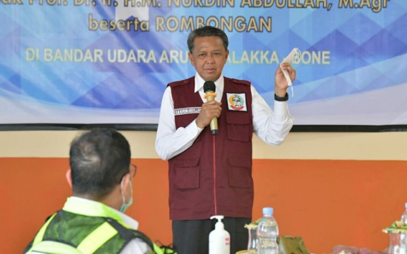 KUNJUNGAN. Gubernur Sulsel, Nurdin Abdullah, saat mengunjungi Bandara Arung Palakka Bone, Minggu (14/2/2021). foto: humas pemprov sulsel