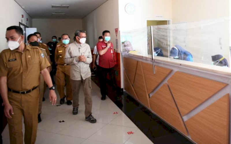 KUNJUNGAN. Gubernur Sulsel, Nurdin Abdullah, melakukan kunjungan kerja ke RSUD Prof Dr HM Anwar Makkatutu di Jl Teratai Pantai Seruni, Kabupaten Bantaeng, Selasa (2/1/2021). foto: humas pemprov sulsel