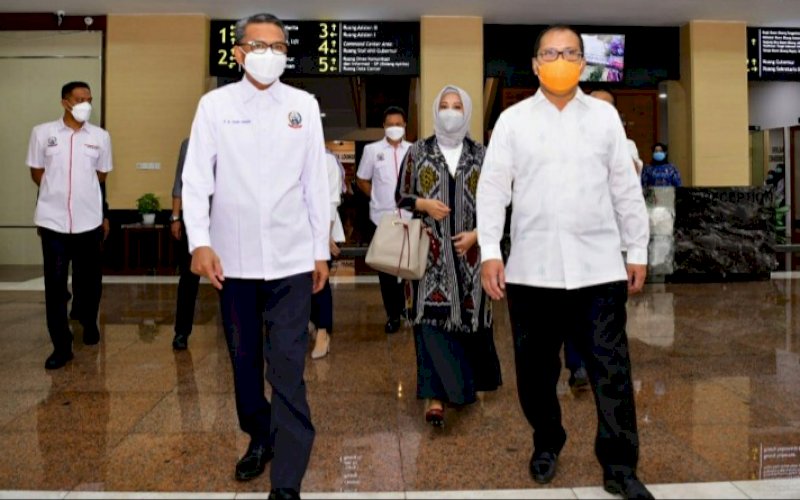 BERJALAN BERSAMA. Gubernur Sulsel Nurdin Abdullah berjalan bersama dengan Wali Kota Makassar terpilih Moh Ramdhan Pomanto bersama wakilnya Fatmawati Rusdi saat meninjau sejumlah ruangan di Kantor Gubernur Sulsel, Rabu (24/2/2021). foto: humas pemprov sulsel