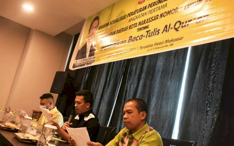 SOSIALISASI PERDA. Wakil Ketua III DPRD Kota Makassar, Andi Nurhaldin NH (tengah), saat mensosialisasikan Perda Kota Makassar Nomor 1 Tahun 2012 tentang Pendidikan Baca Tulis Al Qur'an di Hotel Teraskita, Jl AP Pettarani, Makassar, Sabtu (13/2/2021). foto: anas/pluz.id