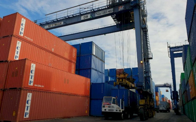PETI KEMAS. Aktivitas di Terminal Petikemas Makassar. Pelindo IV berkomitmen tetap melakukan pelayanan operasional utamanya kepada seluruh pengguna jasa meskipun pandemi Covid-19. foto: humas pelindo IV