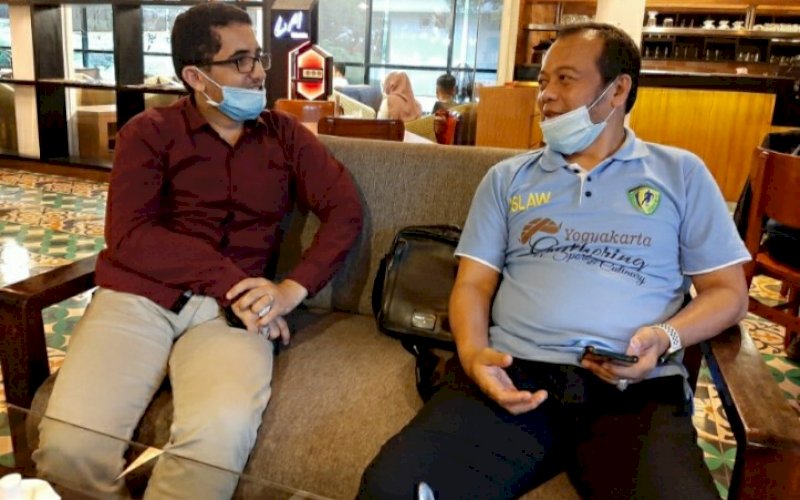 BERI KETERANGAN. Perwakilan PT SAHL Group Internasional Aiman Alsalemi (kiri) didampingi penasehat hukum PT SAHL Group Internasional H Ismar Syafruddin SH MH di Makassar, Minggu (14/2/2021). foto: doelbeckz/pluz.id