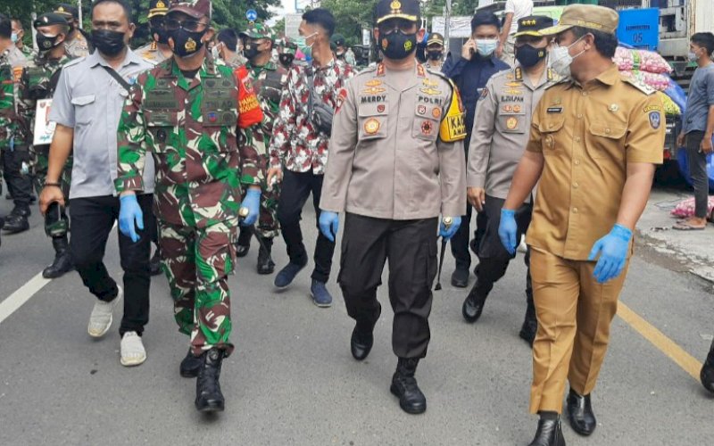 OPERASI. Wakil Gubernur Sulsel Andi Sudirman Sulaiman bersama Pangdam XIV Hasanuddin Mayjen TNI Andi Sumangerukka, dan Kapolda Sulsel Irjen Pol Merdisyam saat melakukan sosialisasi operasi penegakan disiplin protokol kesehatan di beberapa titik di Kota Makassar, Senin (1/2/2021). foto: istimewa