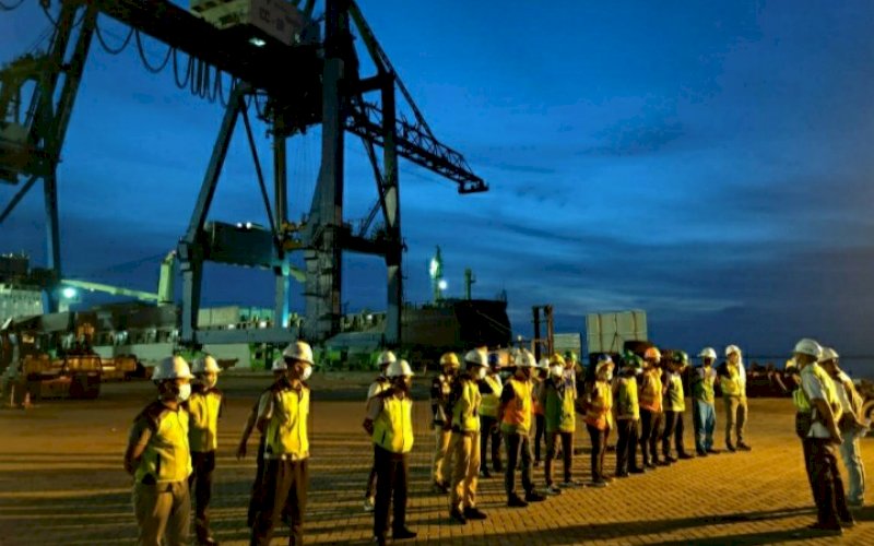 PROTOKOL KESEHATAN. Petugas PT Pelabuhan Indonesia IV (Persero) melakukan upacara. Pelindo IV berkomitmen terus melaksanakan operasional di semua pelabuhan kelolaan dengan tetap menerapkan protokol kesehatan yang cukup ketat demi memutus rantai penularan Covid-19. foto: humas pelindo IV