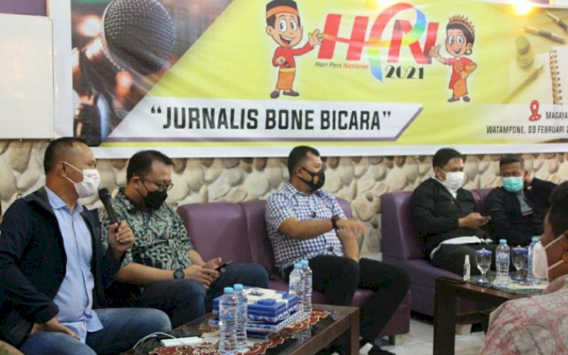 HPN. Danyon C Pelopor Satbrimob Polda Sulsel, Kompol Nur Ichsan (kiri), saat menghadiri diskusi terbuka dengan tema 'Jurnalis Bone Bicara' di Cafe Magaya, Jl Ahmad Yani, Kelurahan Jeppe'e, Kecamatan Tanete Riattang, Bone, Rabu (10/2/2021). foto: humas brimob bone