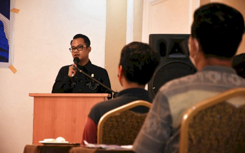 Makassar, Ray Suryadi Arsyad, menggelar sosialisasi Perda nomor 15 tahun 2009 tentang Perlindungan, Pemberdayaan Pasar Tradisional, dan Penataan Pasar Modern di Hotel Marina Beach Makassar, Minggu (14/2/2021). foto: anas/pluz.id