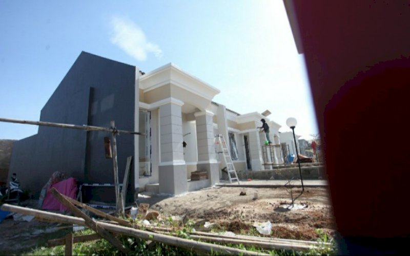 RUMAH BARU. Seorang pekerja melakukan finishing pembangunan rumah baru di Makassar. Survei Harga Properti Residensial (SHPR) Bank Indonesia mengindikasikan harga properti residensial tumbuh terbatas pada triwulan IV-2020. foto: pluz.id