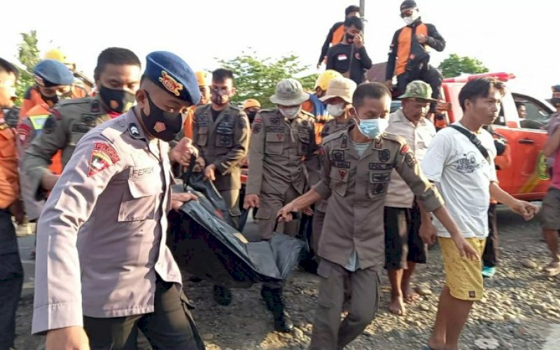EVAKUASI. Tim SAR gabungan yang terdiri dari personel Batalyon C Pelopor Satbrimob Polda Sulsel, Basarnas, BPBD, dan Satpol PP Kabupaten Bone mengevakuasi korban bernama Arjun (22) dari sungai Libureng, Desa Binuang, Kecamatan Libureng, Kabupaten Bone, Selasa (16/2/2021). foto: humas brimob bone