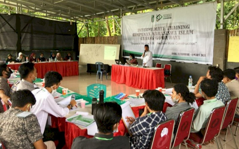 PEMATERI. Anggota DPRD Provinsi Sulsel, Saharuddin, memberikan matari pada Intermediate Training atau Latihan Kepemimpinan (LK) II Tingkat Nasional yang digelar HMI Cabang Gowa Raya di Butta Gowa Resort, Kabupaten Gowa, Jumat (26/2/2021). foto: istimewa