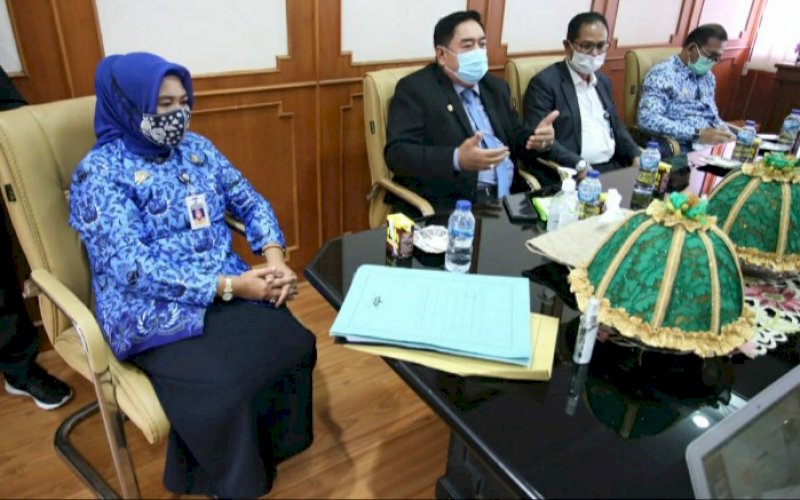 PENANDATANGANAN. Sekda Provinsi Sulsel, Abdul Hayat Gani (kedua kiri), menghadiri penandatanganan finalisasi PPK BLUD di Kantor Disdik Sulsel, Rabu (17/2/2021). foto: humas pemprov sulslel